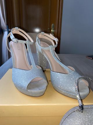 Tacones y bolso Menbur plateados