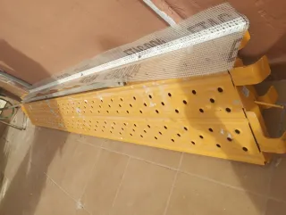 Dos planchas de andamio amarillo