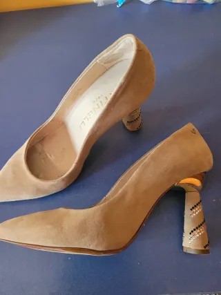 Zapatos beige tacón adornado