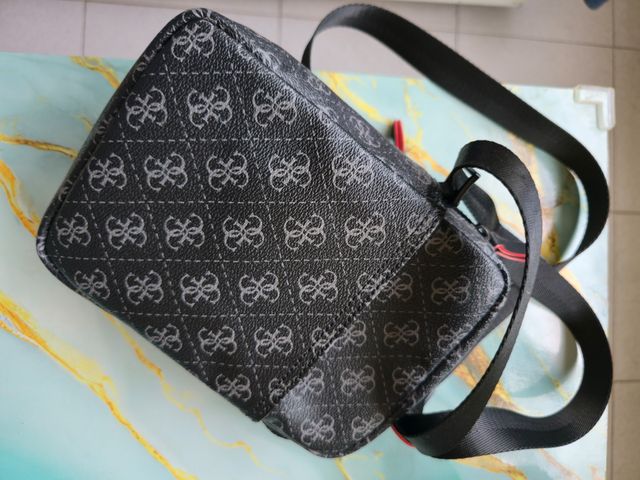 Bandolera Guess Negra y Gris
