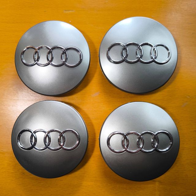 TAPABUJES AUDI 68mm GRIS - EMBLEMA LLANTAS AUDI