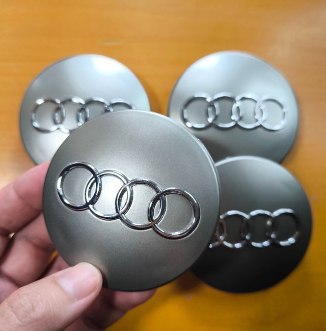 TAPABUJES AUDI 68mm GRIS - EMBLEMA LLANTAS AUDI
