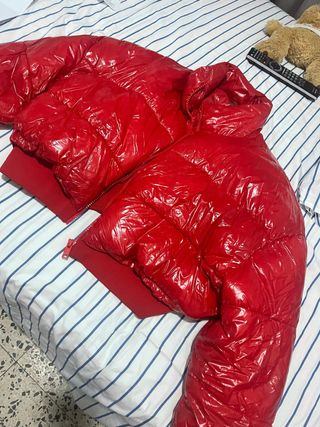 Cazadora roja brillante
