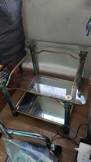 URGE.Mesa botellero cristal y metal dorado