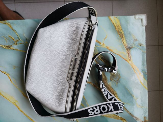 Riñonera Michael Kors Blanca y Negra