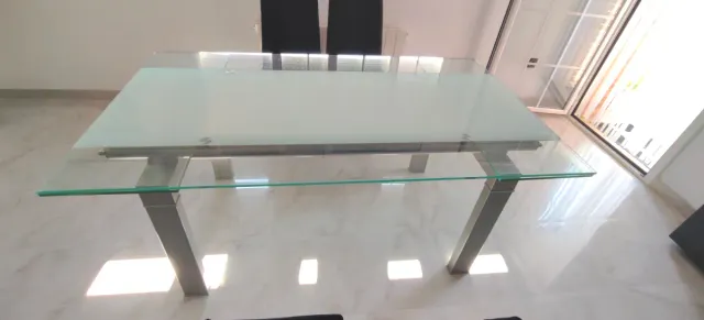 Mesa de comedor cristal y meta l