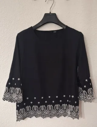 Blusa negra con bordado blanco. Mujer