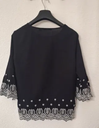 Blusa negra con bordado blanco. Mujer