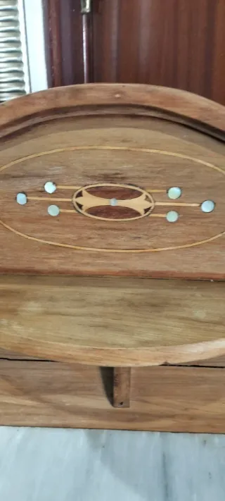 Antigua mesita con nácar