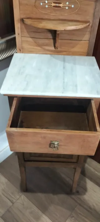 Antigua mesita con nácar