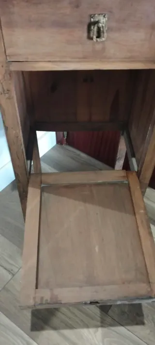 Antigua mesita con nácar