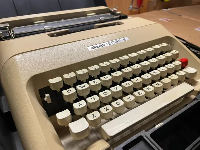 Máquina de escribir Olivetti Lettera 22