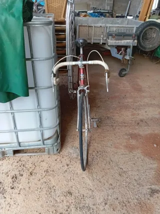 Bicicleta de carretera roja