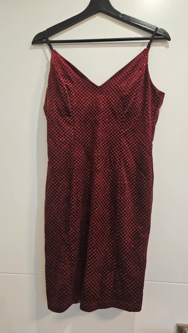 Vestido de fiesta rojo con brillos