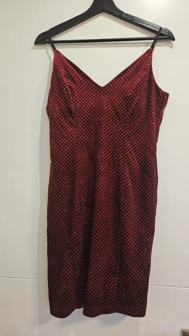 Vestido de fiesta rojo con brillos