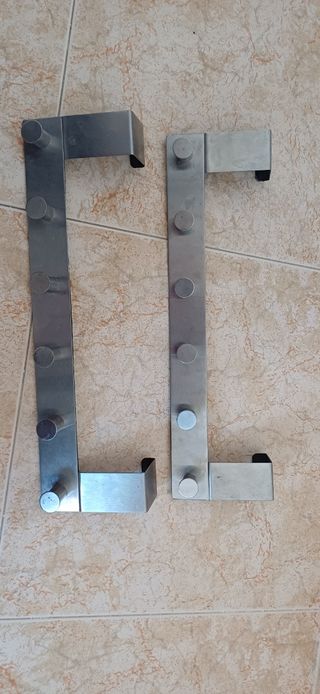 Percheros de puerta metálicos plateados