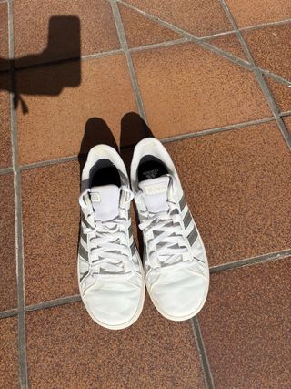 Zapatillas Adidas Blancas y Grises