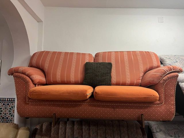 Sofá naranja de tela