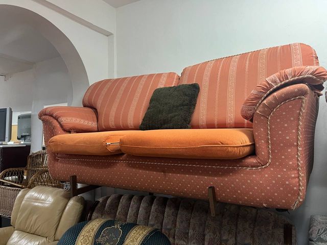 Sofá naranja de tela