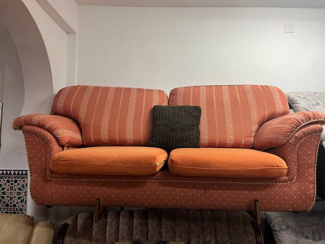 Sofá naranja de tela