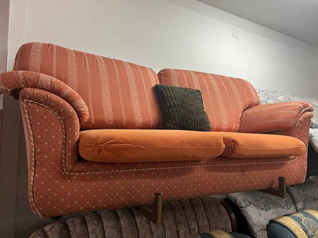 Sofá naranja de tela
