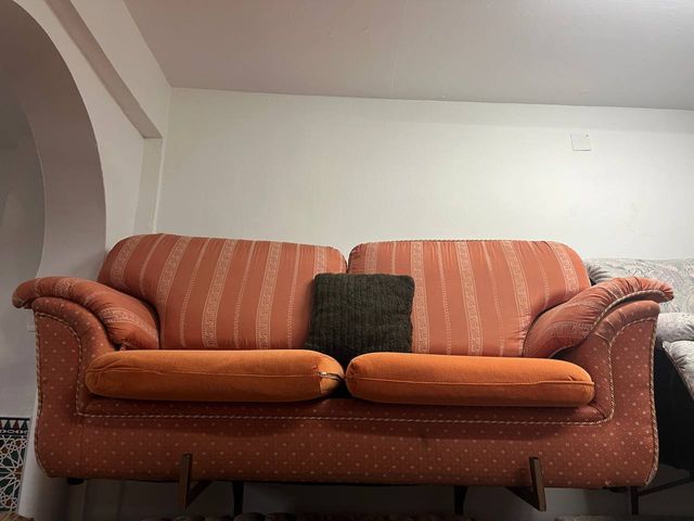 Sofá naranja de tela