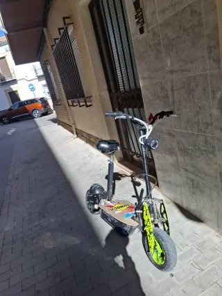 Patinete eléctrico con asiento remobible
