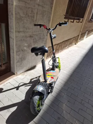 Patinete eléctrico con asiento remobible

