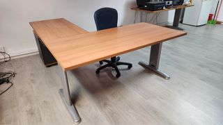 Mesa de escritorio en L de madera y metal