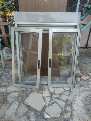 Ventana de aluminio con persiana