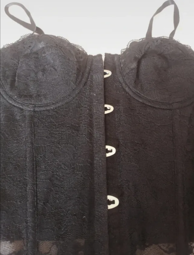 Corsé negro con encaje y tirantes