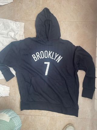 Cuatro sudaderas deportivas con capucha.