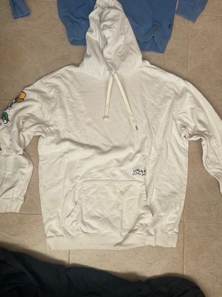 Cuatro sudaderas deportivas con capucha.