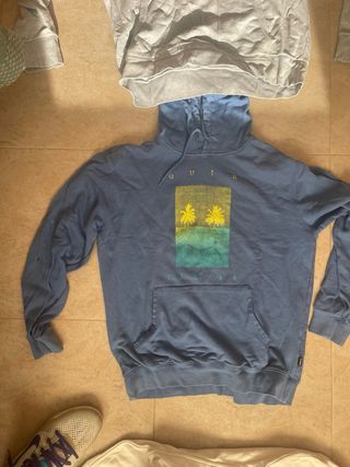 Cuatro sudaderas deportivas con capucha.