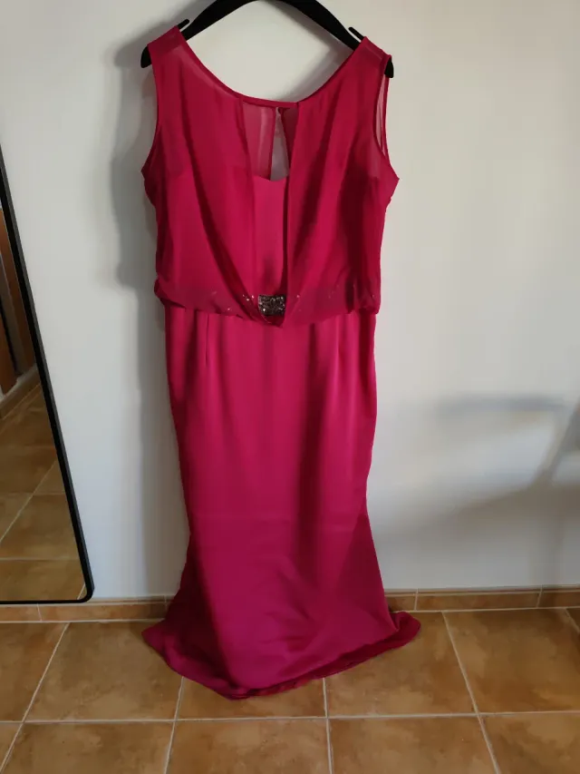Vestido largo fucsia con pedrería