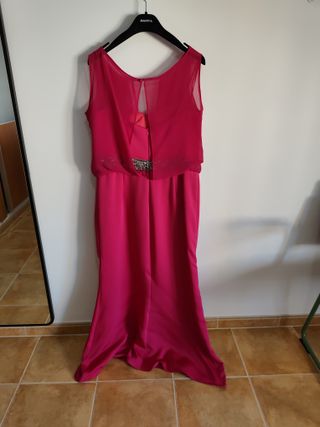Vestido largo fucsia con pedrería