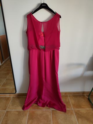 Vestido largo fucsia con pedrería