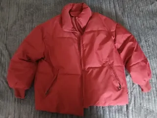 Chaqueta acolchada roja mujer color burdeos