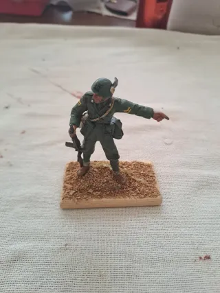 Soldatino su piedistallo in legno