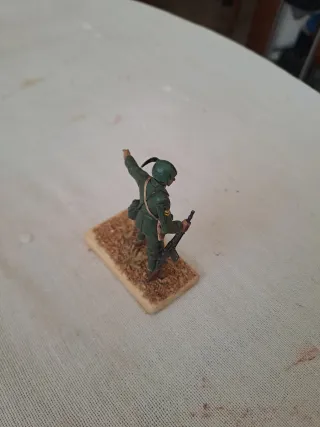 Soldatino su piedistallo in legno