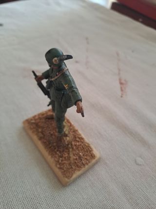 Soldatino su piedistallo in legno