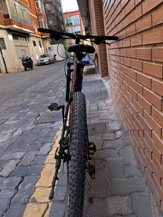 Bicicleta de Montaña Negra y Roja