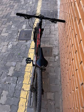 Bicicleta de Montaña Negra y Roja