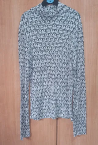 Camiseta Stradivarius Estampada Cuello Alto