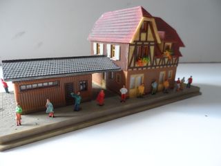 Estación Faller N con luz y personajes