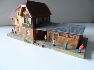 Estación Faller N con luz y personajes