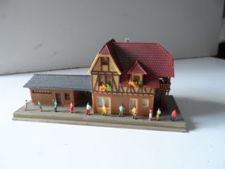 Estación Faller N con luz y personajes