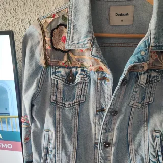 Cazadora Desigual floreada Talla S
