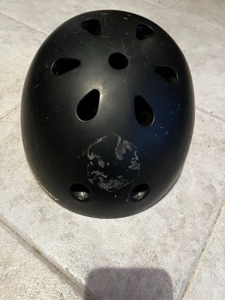 Casco Negro deportes sobre ruedas