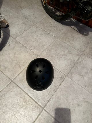 Casco Negro deportes sobre ruedas